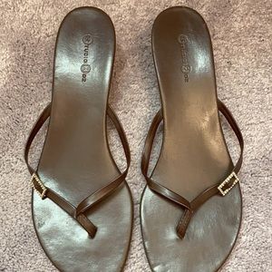 Brown Flip flop heels size with sparkle 9.5